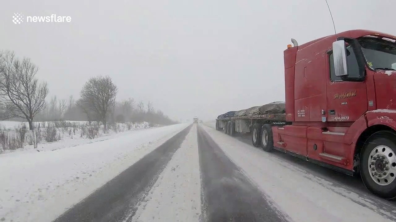 Fresh snowstorm strikes Ontario,Canada as traffic slides over roads