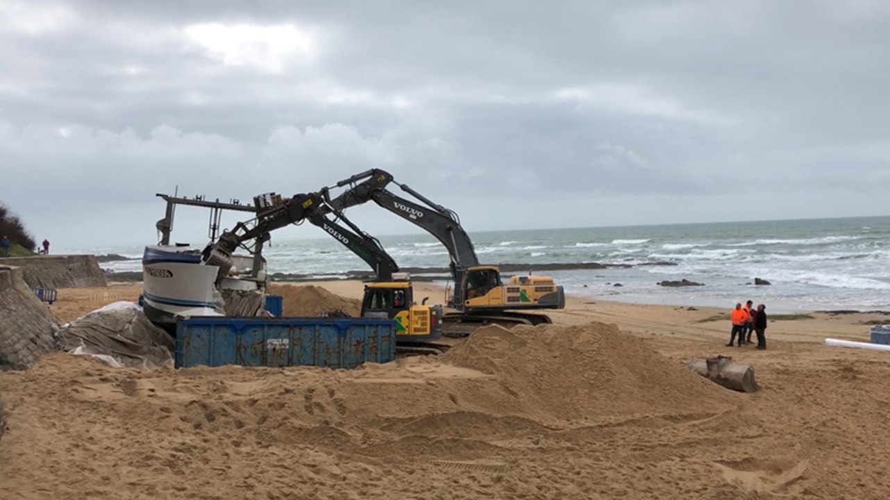 Les Sables-d’Olonne. Échoué, le bateau de pêche a été détruit sur la plage