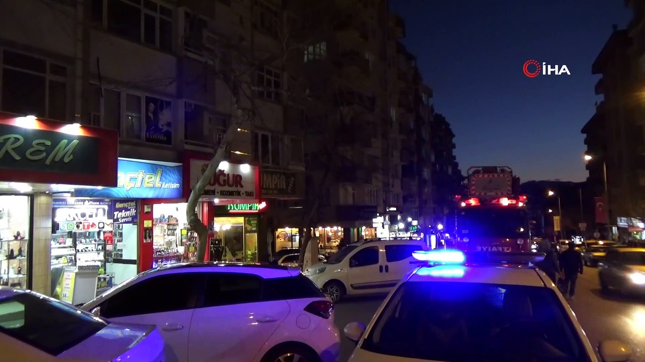 Şiddetli rüzgar binanın dış cephe kaplamasını s...