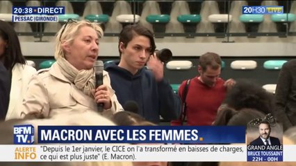 Скачать видео: Une femme offre un collier avec un mini gilet jaune à Emmanuel Macron lors du Grand débat à Pessac