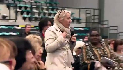En plein débat à Pessac, une femme offre un collier avec un mini gilet jaune à Emmanuel Macron
