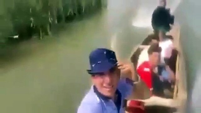 Ce pilote de pirogue ne regarde pas devant lui et c'est le drame