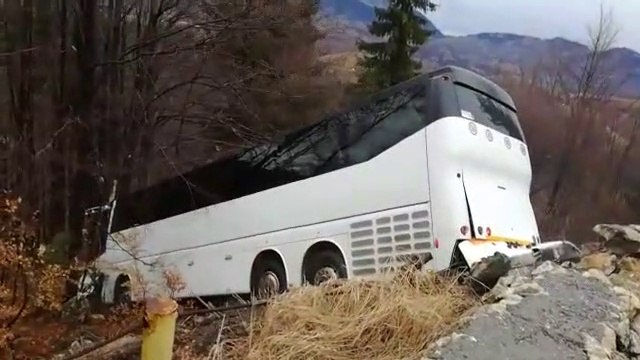 Ce chauffeur de bus rate son créneaux dans un virage de montagne et c'est le drame
