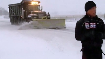 Ce pauvre journaliste se prend une vague de neige en direct...