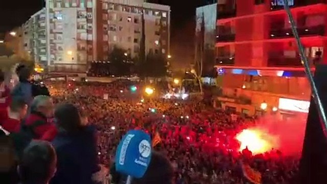 Los jugadores del Valencia celebran con Champán y su afición el pase a la final de Copa