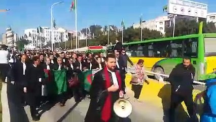 Tizi Ouzou: les avocats investissent la rue contre le régime