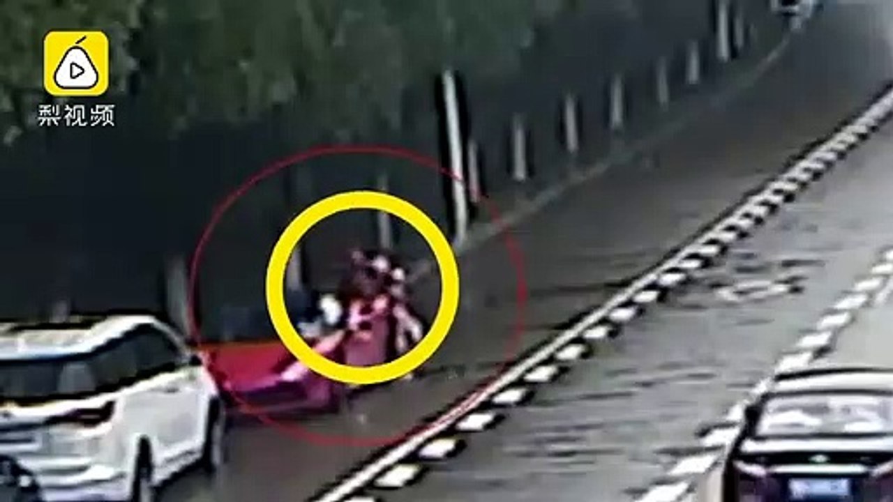 Nữ sinh viên chạy xe điện tông trúng siêu xe Ferrari không bị bắt đền số tiền 700 triệu đồng