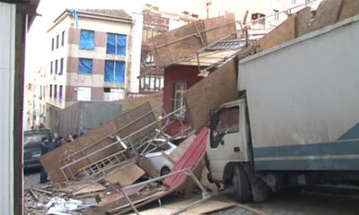 Fatih’te inşaat iskelesi çöktü