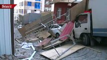 Fatih'te 4 katlı binadaki inşaat iskelesi çöktü