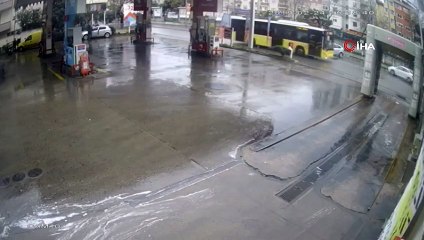 Otomobile çarpan aracın refüje çıktığı anlar kamerada