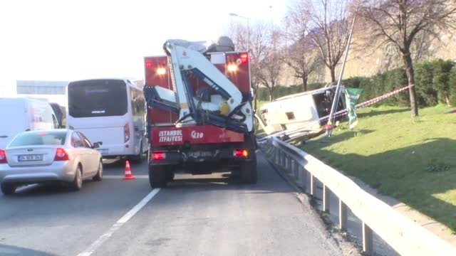 Bayrampaşa'da Servis Minibüsü Devrildi: 11 Yaralı