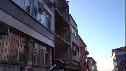 Fatih'te inşaat iskelesi çöktü - İSTANBUL