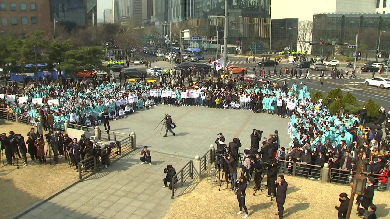 서울 도심 메운 만세 행진...곳곳 태극기 물결 / YTN