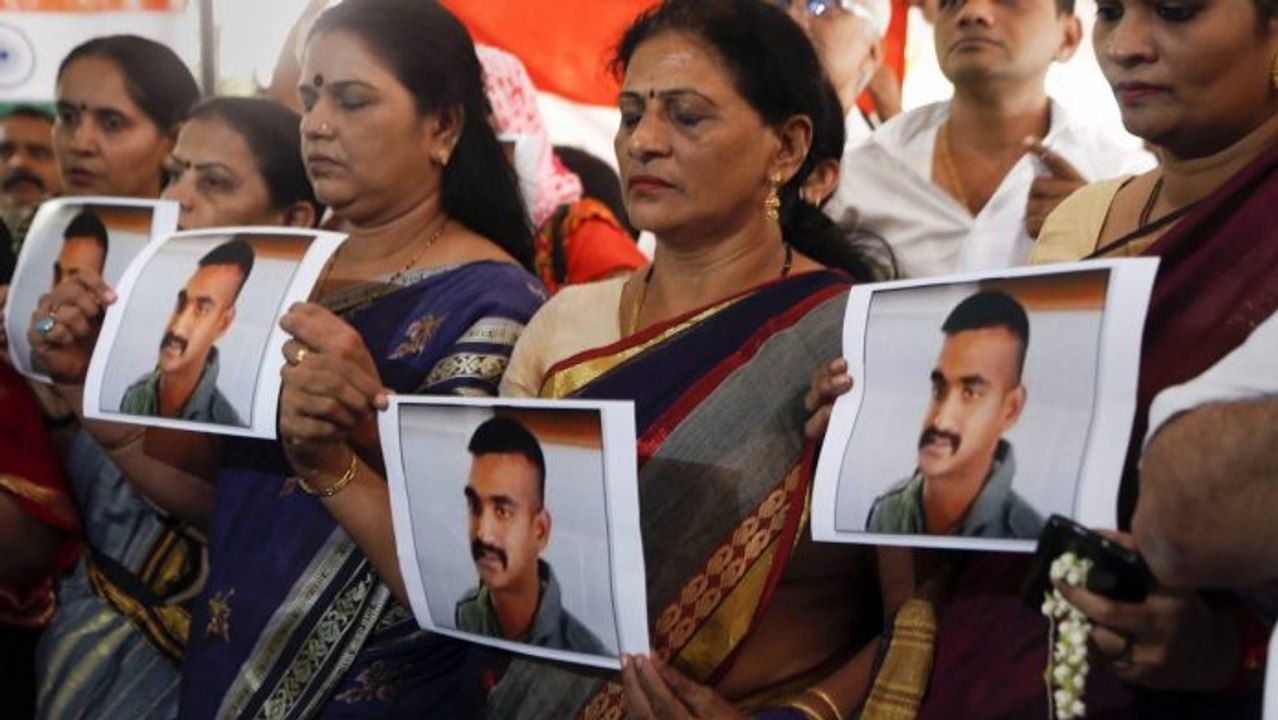 പാക് നടൻ അഭിനന്ദന്റെ മകനോട് | Oneindia Malayalam