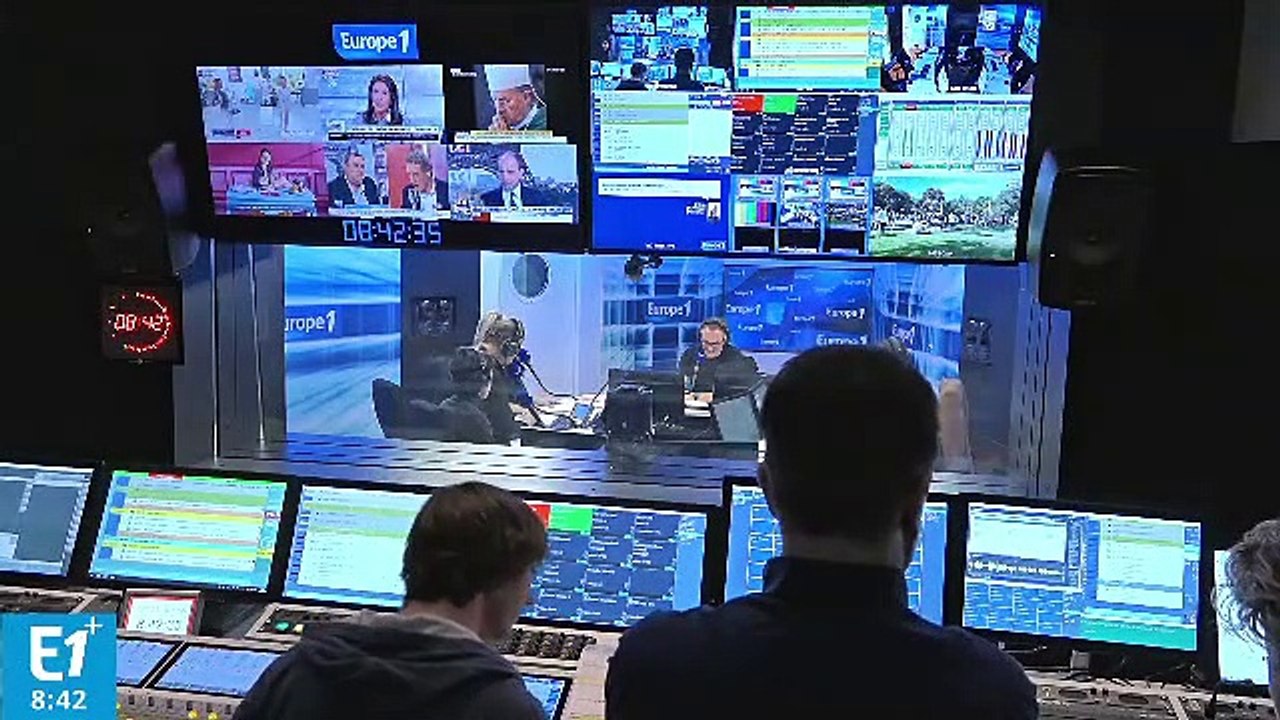 François Hollande tente d’attirer l'attention des jeunes : "Des Bernard Cazeneuve en peluche à gagner et des Ségolène Royal gonflantes également !" (Canteloup)