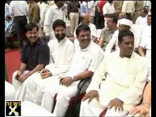 Reddy brothers unaffected by Lokayukta's report, busy in renovating family mansion