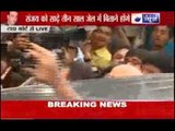 Sanjay Dutt faces mob outside TADA court