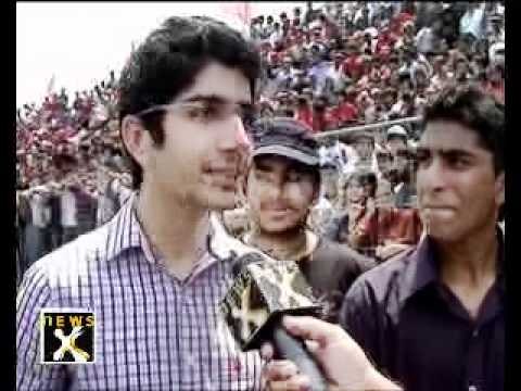 Hamilton drives McLaren MP-25 in Bangalore Street