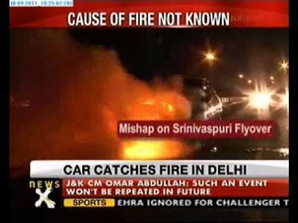 Exclusive: CNG car catches fire on Delhi flyover.flv