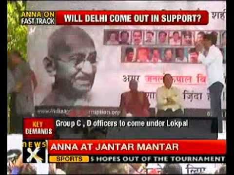 Anna Hazare arrives at the fast venue- NewsX