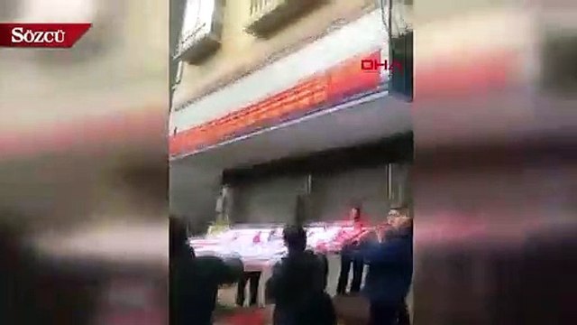 4. kattan düşmek üzereyken balkon demirlerine sıkışan çocuğu komşuları kurtardı