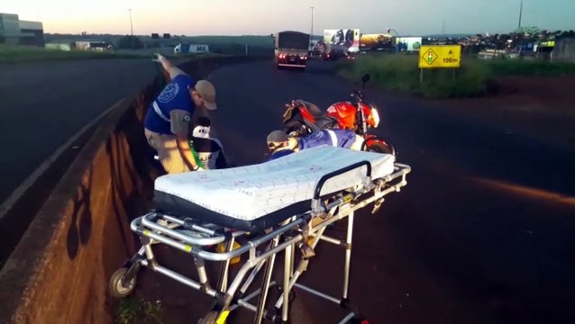 Motociclistas ficam feridos em queda de moto na PRc-467