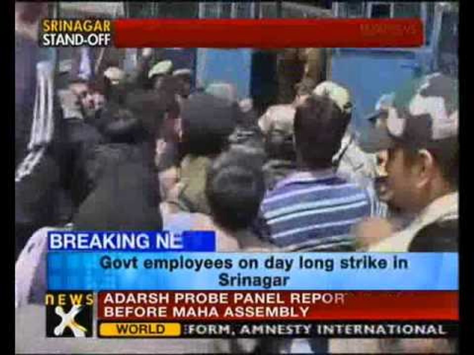 Srinagar: Police lathicharge government employees - NewsX