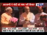 Suno India : Narendra Modi touches LK Advani's feet at Bhopal rally, but veteran looks away