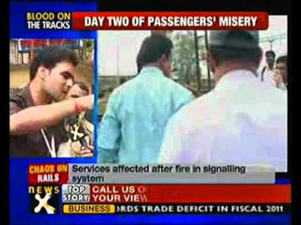 3 die after falling off overcrowded Mumbai local train-NewsX