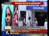 2 criminals, 1 policeman killed in gun battle of Mau in UP.mov