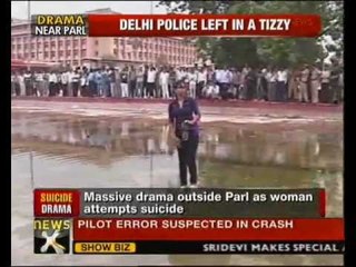 Descargar video: Woman attempts suicide outside Parliament - NewsX