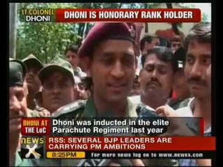 Dhoni visits soldiers on Kashmir border - NewsX