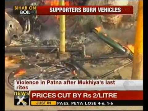 Supporters turn violent during Ranvir Sena chief's funeral - NewsX
