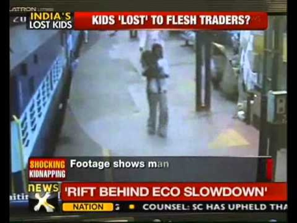 Child kidnapper caught on CCTV footage at Mumbai station - NewsX