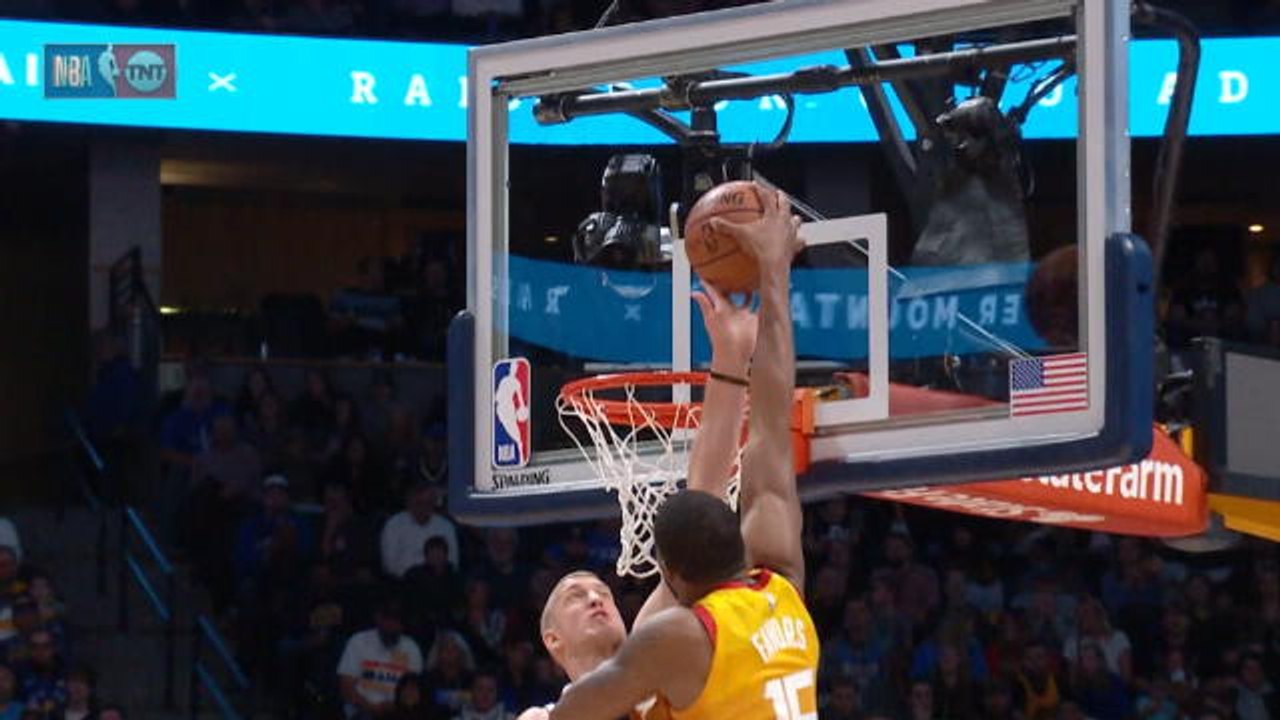 Favors dunks on Plumlee