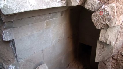 Definecilerin Greyder İle İkiye Böldüğü Tepeden Anıt Mezar Çıktı