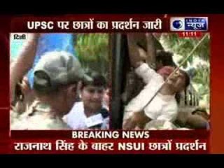 Students protesting in front of Rajnath Singh's House over CSAT removal