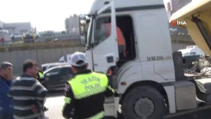 TEM Otoyolu'nda damperli kamyon ile kamyonet çarpıştı