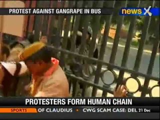 Tải video: Delhi gangrape: Angry protestors breach security - NewsX