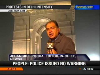 Tải video: Delhi gangrape: Police evacuates protesters, seals India Gate - NewsX