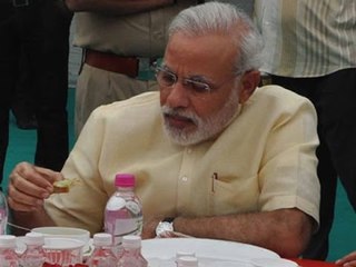 Download Video: PM Narendra Modi takes lunch in Parliament canteen