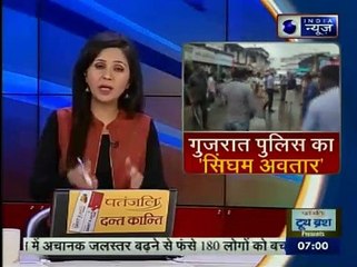 गुजरात पुलिस का 'सिंघम अवतार', आरोपियों की बीच सड़क डंडे से धुनाई_ Suno India