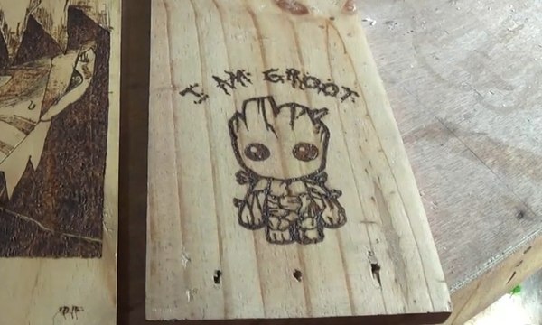 Bermodalkan Limbah Kayu, Arief Membuat Seni Lukis Bakar