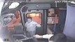 Ce conducteur de bus héroique bloque un voleur de sac à main !