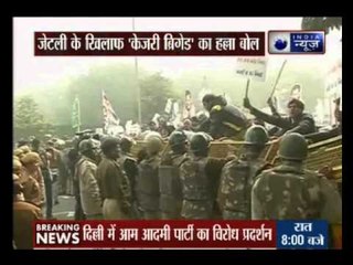 AAP supporters protest outside Arun Jaitley house