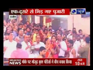 Preists brawl on eachother at Ujjain's Mahakaleshwar Temple