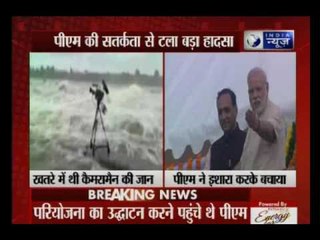 Alert PM Modi saves media lensmen from big mishap in Gujarat