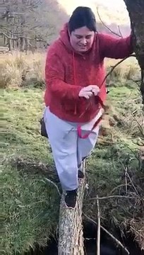 Elle va tomber.. elle va tomber... elle est tombée !