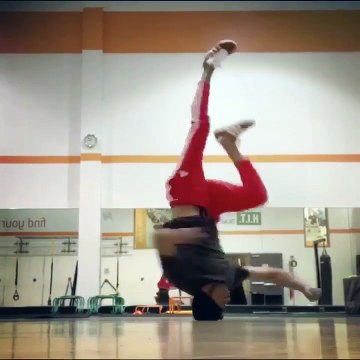 Ce danseur tourne sur la tête à l'infini, il ne s'arrête pas !