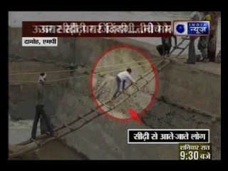 Several peoples cross the bridge of Copra river by using a ladder